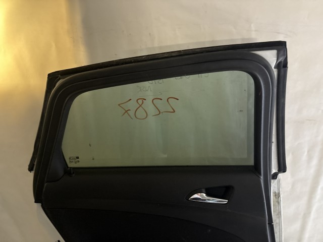 13712 Opel Astra J Bal hátsó Ajtó Fehér 5 AJTÓS a képen látható sérüléssel