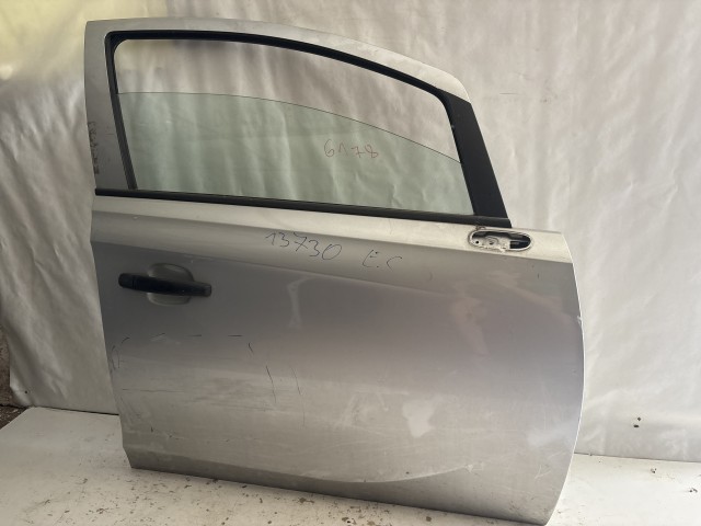 13730 Opel Corsa E Jobb első Ajtó Használt Ezüst Z176 a képen látható sérüléssel