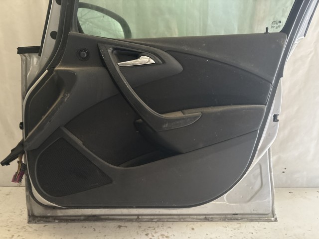 13766 Opel Astra J Jobb első Ajtó Ezüst z176