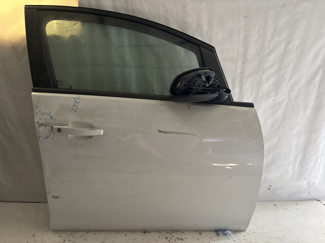 13768 Opel Astra J Jobb első Ajtó Fehér a képen látható sérüléssel