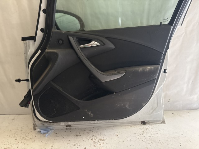 13768 Opel Astra J Jobb első Ajtó Fehér a képen látható sérüléssel
