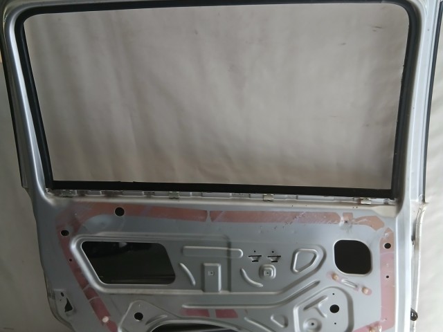 13807 Opel Zafira B Bal hátsó Ajtó Ezüst Z157
