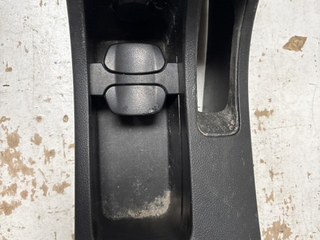 Chevrolet Cruze 2010-2014 Könyöklő Használt Fekete 