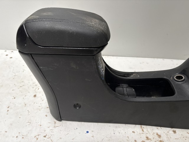 Chevrolet Cruze 2010-2014 Könyöklő Használt Fekete 