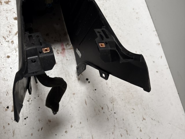Chevrolet Cruze 2010-2014 Könyöklő Használt Fekete 