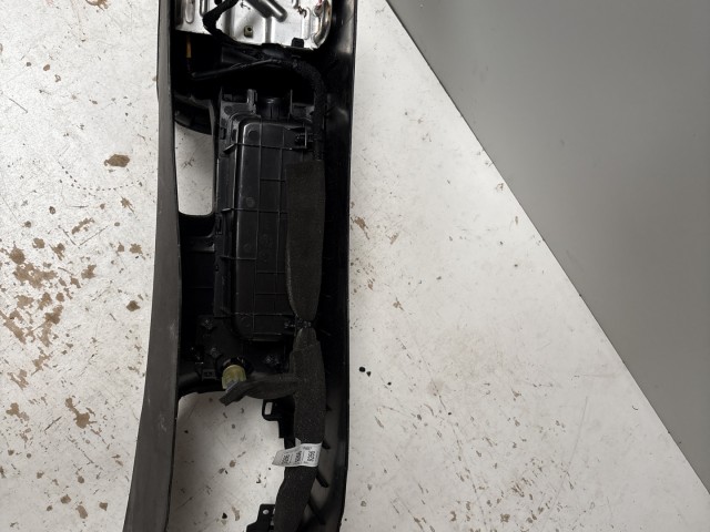 Chevrolet Cruze 2010-2014 Könyöklő Használt Fekete 