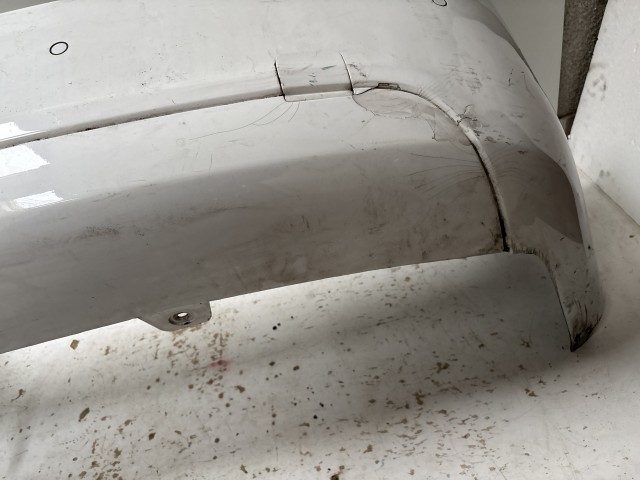13873 Chevrolet Cruze 2010-2014 Lökhárító Használt hátsó Fehér  a képen látható sérüléssel
