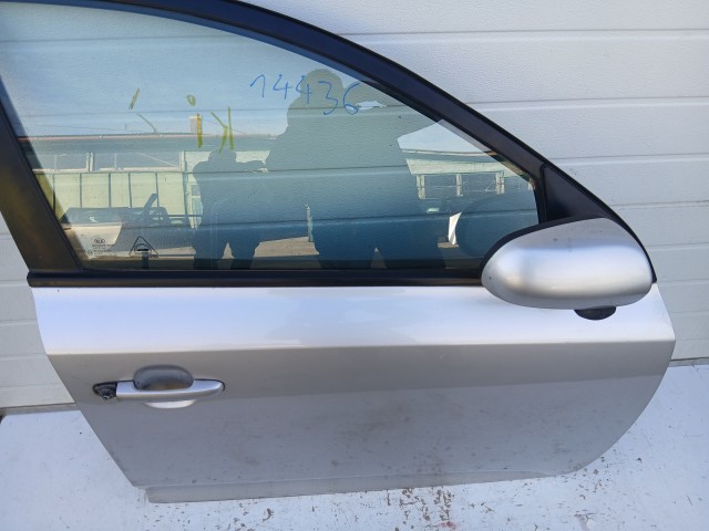 14436 Kia Ceed I. 2007-2012 kombi Jobb első Ajtó Ezüst