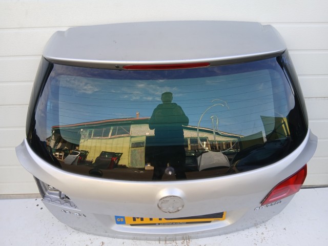 14461 Opel Astra J kombi Csomagtérajtó Ezüst Z176