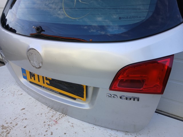 14461 Opel Astra J kombi Csomagtérajtó Ezüst Z176