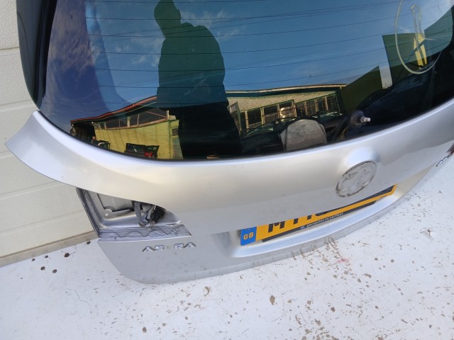 14461 Opel Astra J kombi Csomagtérajtó Ezüst Z176