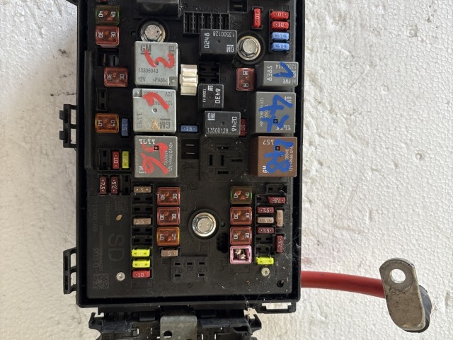 Opel Astra J 2009-2015 Motortéri biztosítéktábla Használt