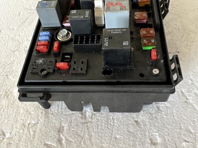 Opel Astra J 2009-2015 Motortéri biztosítéktábla Használt