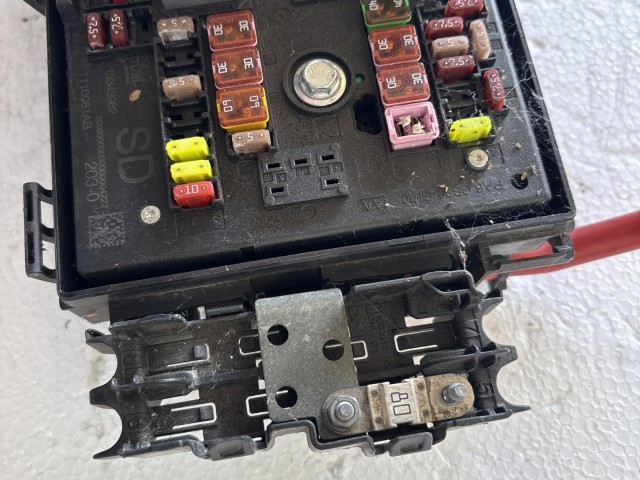 Opel Astra J 2009-2015 Motortéri biztosítéktábla Használt