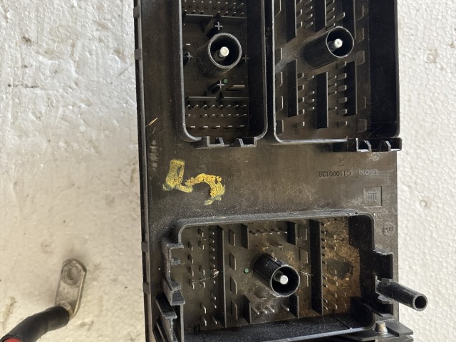 Opel Astra J 2009-2015 Motortéri biztosítéktábla Használt