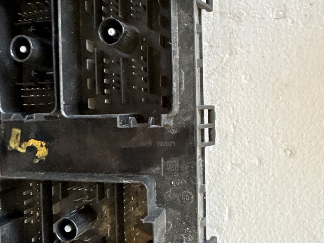 Opel Astra J 2009-2015 Motortéri biztosítéktábla Használt