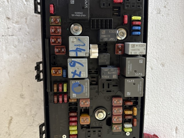Opel Astra J 2009-2015 Motortéri biztosítéktábla Használt