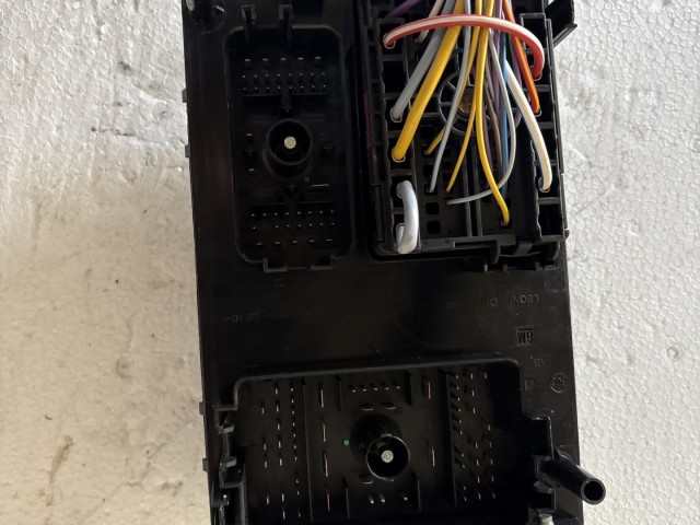 Opel Astra J 2009-2015 Motortéri biztosítéktábla Használt