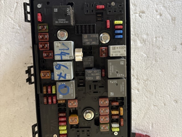 Opel Astra J 2009-2015 Motortéri biztosítéktábla Használt