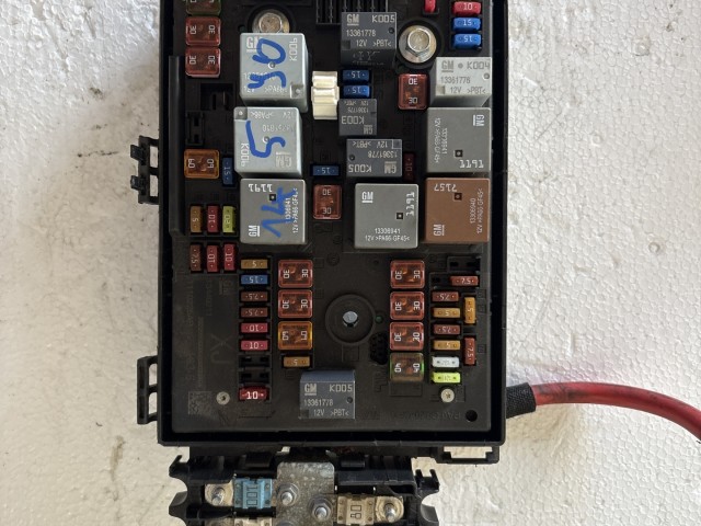 Opel Astra J 2009-2015 Motortéri biztosítéktábla Használt