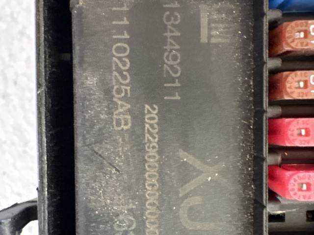 Opel Astra J 2009-2015 Motortéri biztosítéktábla Használt