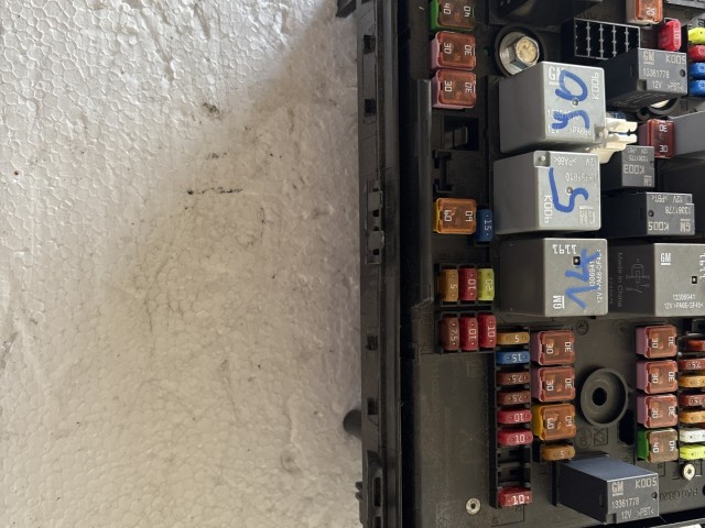 Opel Astra J 2009-2015 Motortéri biztosítéktábla Használt