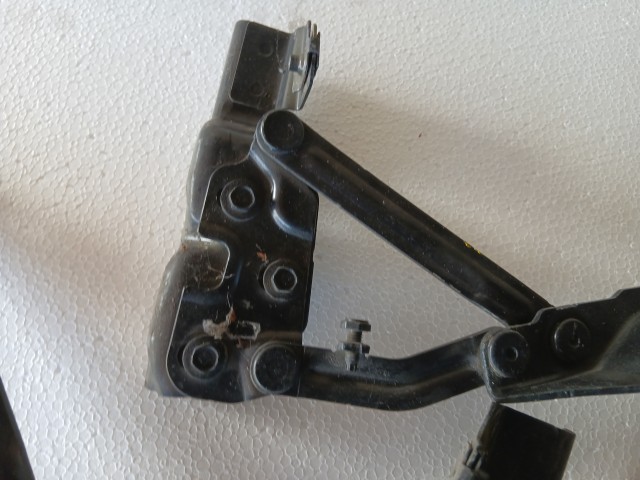 Opel Astra J 2009-2015 Motorháztető zsanér Használt fekete 