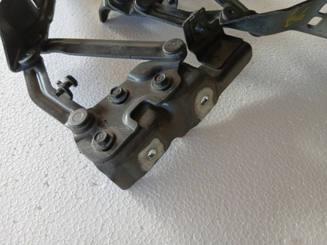 Opel Astra J 2009-2015 Motorháztető zsanér Használt fekete 