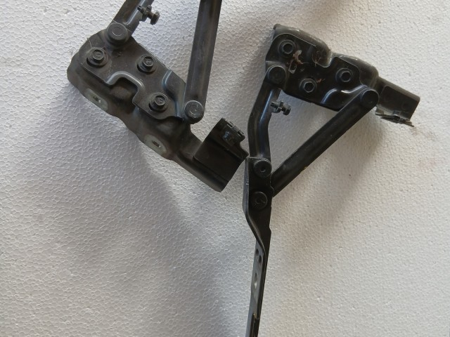 Opel Astra J 2009-2015 Motorháztető zsanér Használt fekete 