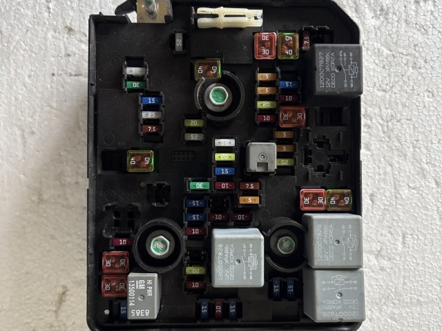 Opel Mokka 2012-2019 Motortéri biztosítéktábla Használt
