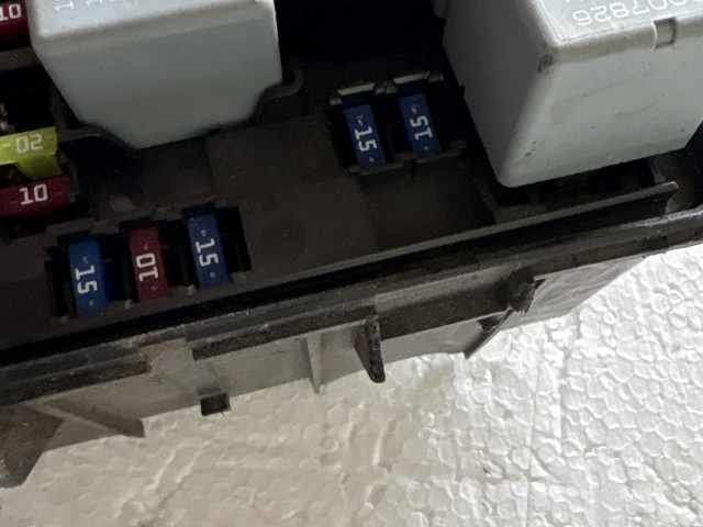 Opel Mokka 2012-2019 Motortéri biztosítéktábla Használt