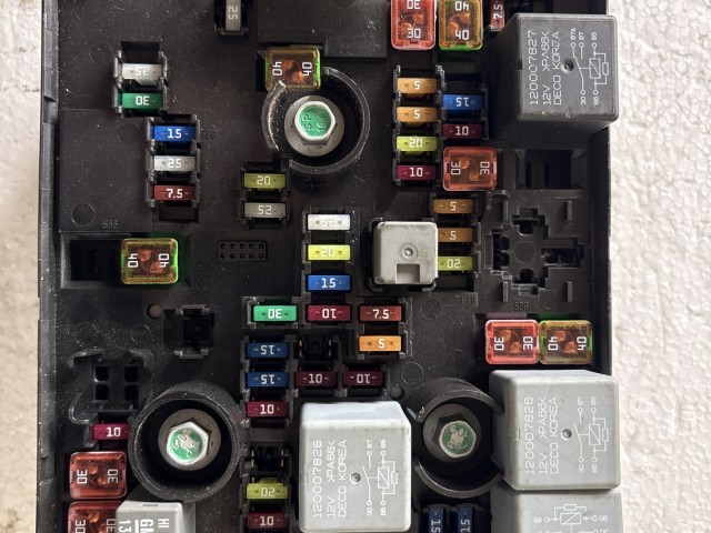 Opel Mokka 2012-2019 Motortéri biztosítéktábla Használt