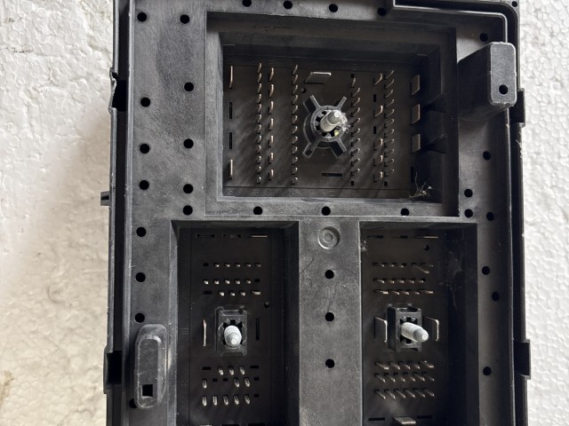 Opel Mokka 2012-2019 Motortéri biztosítéktábla Használt