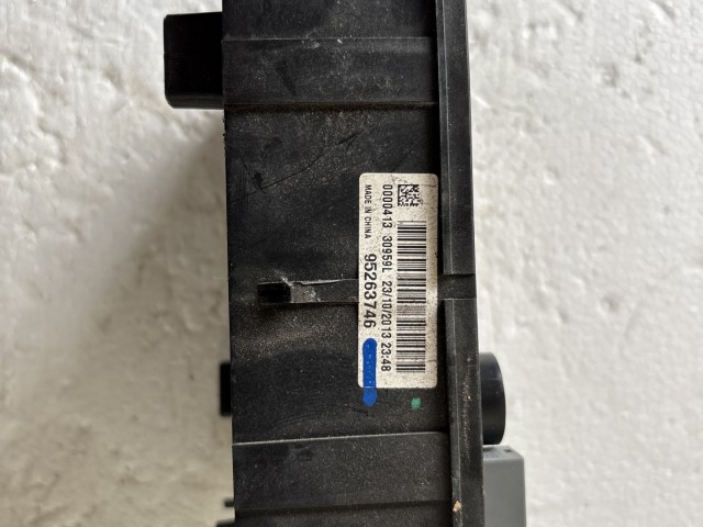 Opel Mokka 2012-2019 Motortéri biztosítéktábla Használt