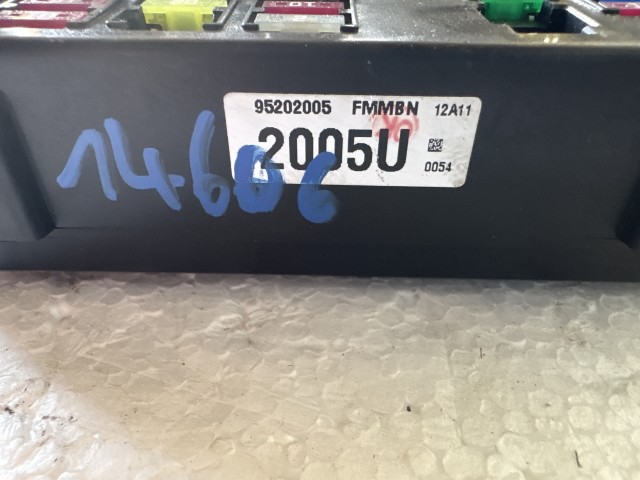 Opel Antara 2006-2015 Motortéri biztosítéktábla Használt