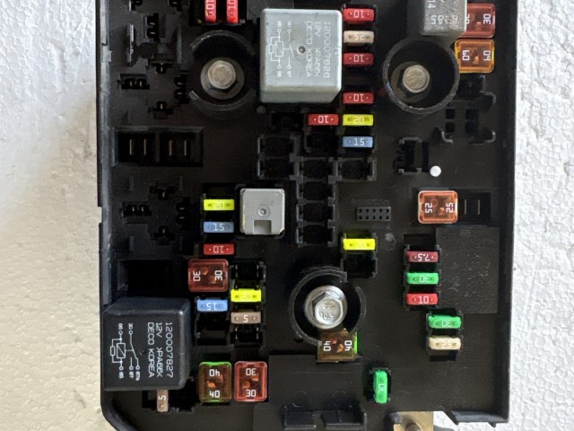 Opel Corsa E 2014- 2014-2019 Motortéri biztosítéktábla Használt