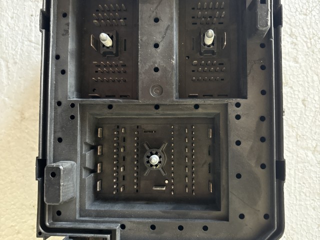 Opel Corsa E 2014- 2014-2019 Motortéri biztosítéktábla Használt