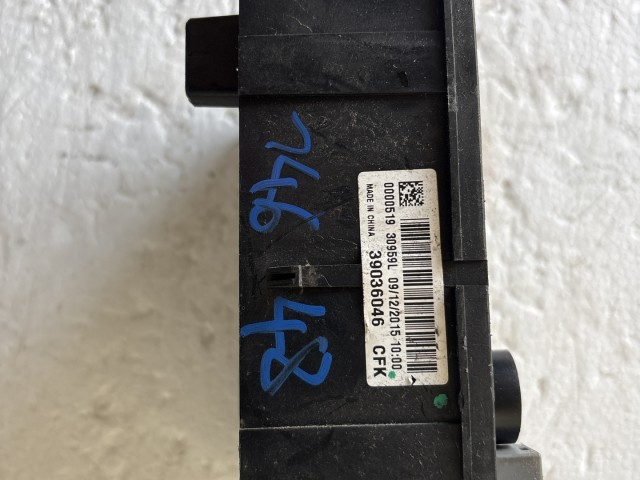 Opel Corsa E 2014- 2014-2019 Motortéri biztosítéktábla Használt