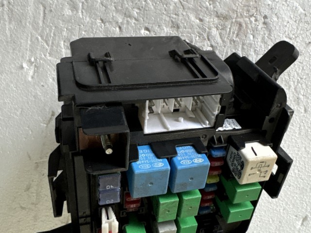 Kia Ceed I. diesel Motortéri biztosítéktábla