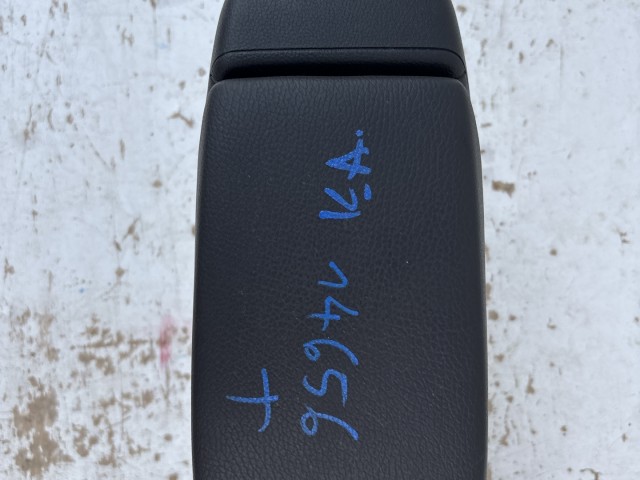 Opel Astra K 2015-2021 Könyöklő Használt bőr Fekete  