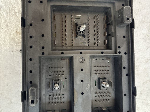 Opel Corsa E 2014- 2014-2019 Motortéri biztosítéktábla Használt