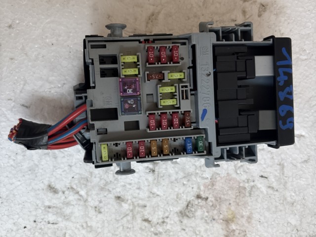 Opel Astra J 2009-2015 Motortéri biztosítéktábla Használt