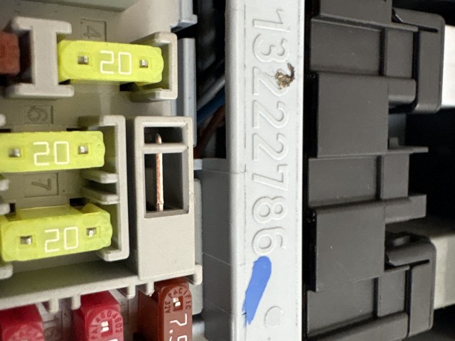 Opel Astra J 2009-2015 Motortéri biztosítéktábla Használt