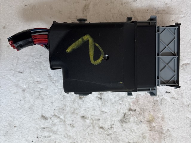 Opel Astra J 2009-2015 Motortéri biztosítéktábla Használt