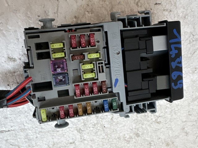 Opel Astra J 2009-2015 Motortéri biztosítéktábla Használt