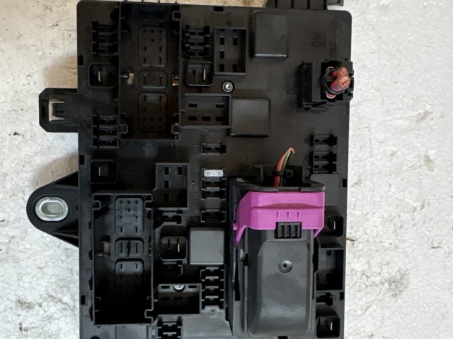 Opel Astra J 2009-2015 Csomagtér Biztosítéktábla