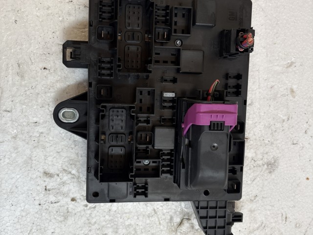 Opel Astra J 2009-2015 Csomagtér Biztosítéktábla