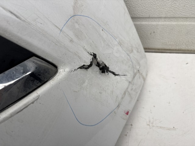 15195 Opel Astra J Facelift Lökhárító Fehér  a képen látható sérüléssel