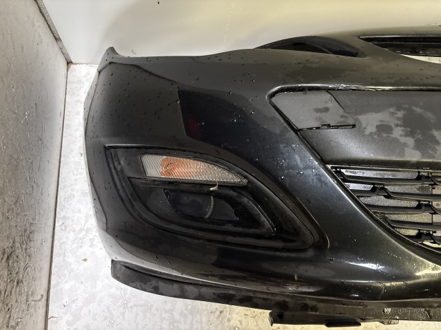 15200 Opel Astra J Facelift Első Lökhárító Fekete  Z22C