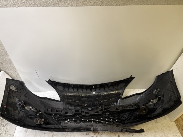 15200 Opel Astra J Facelift Első Lökhárító Fekete  Z22C